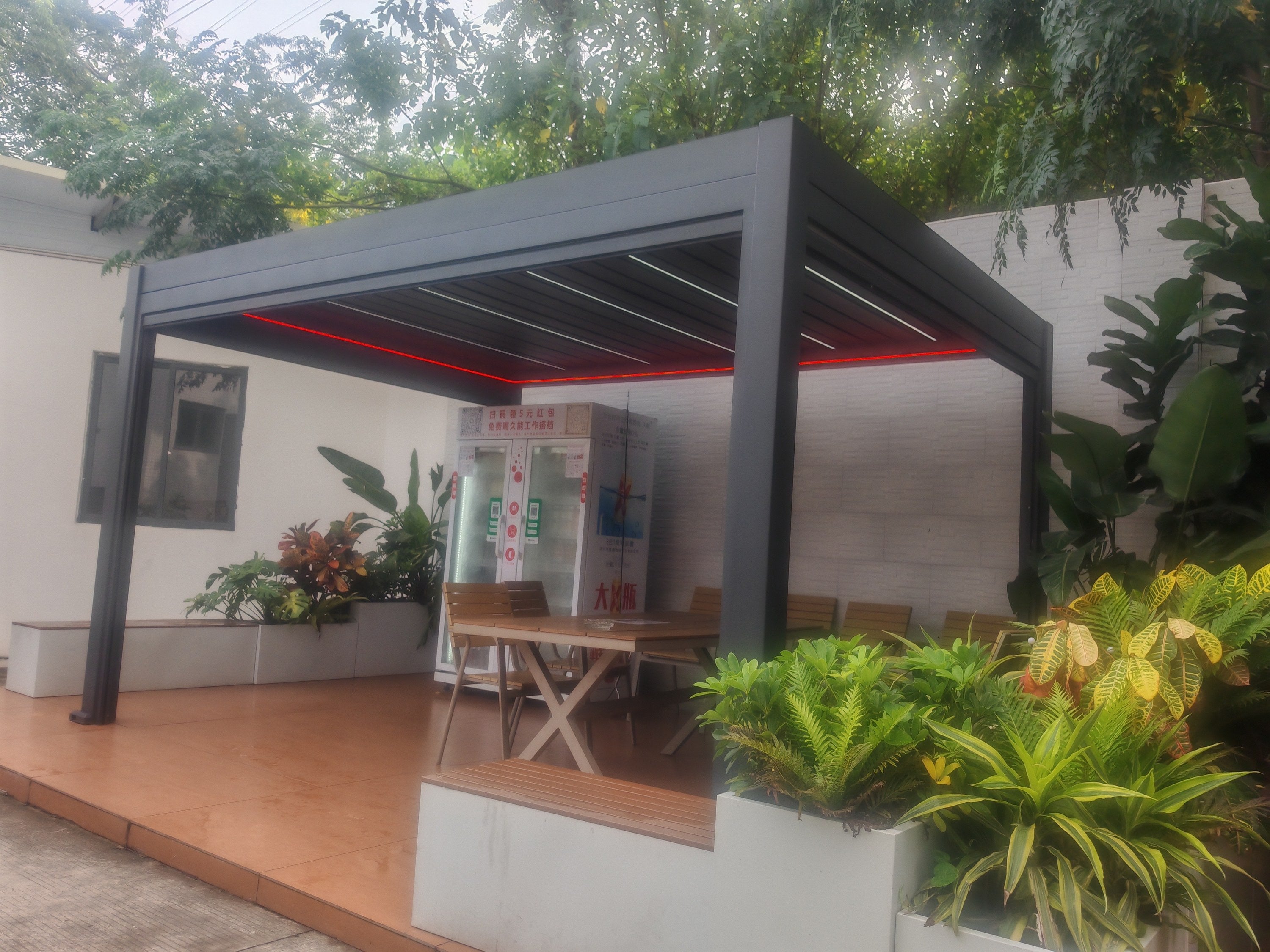 Pérgola bioclimática con iluminación LED encendida