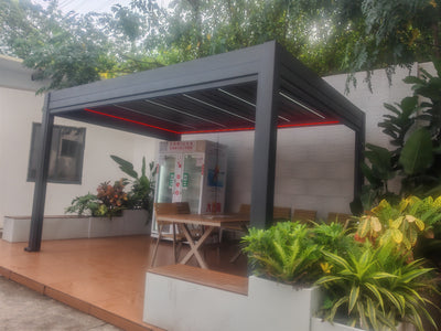 Pérgola bioclimática instalada en jardín con plantas