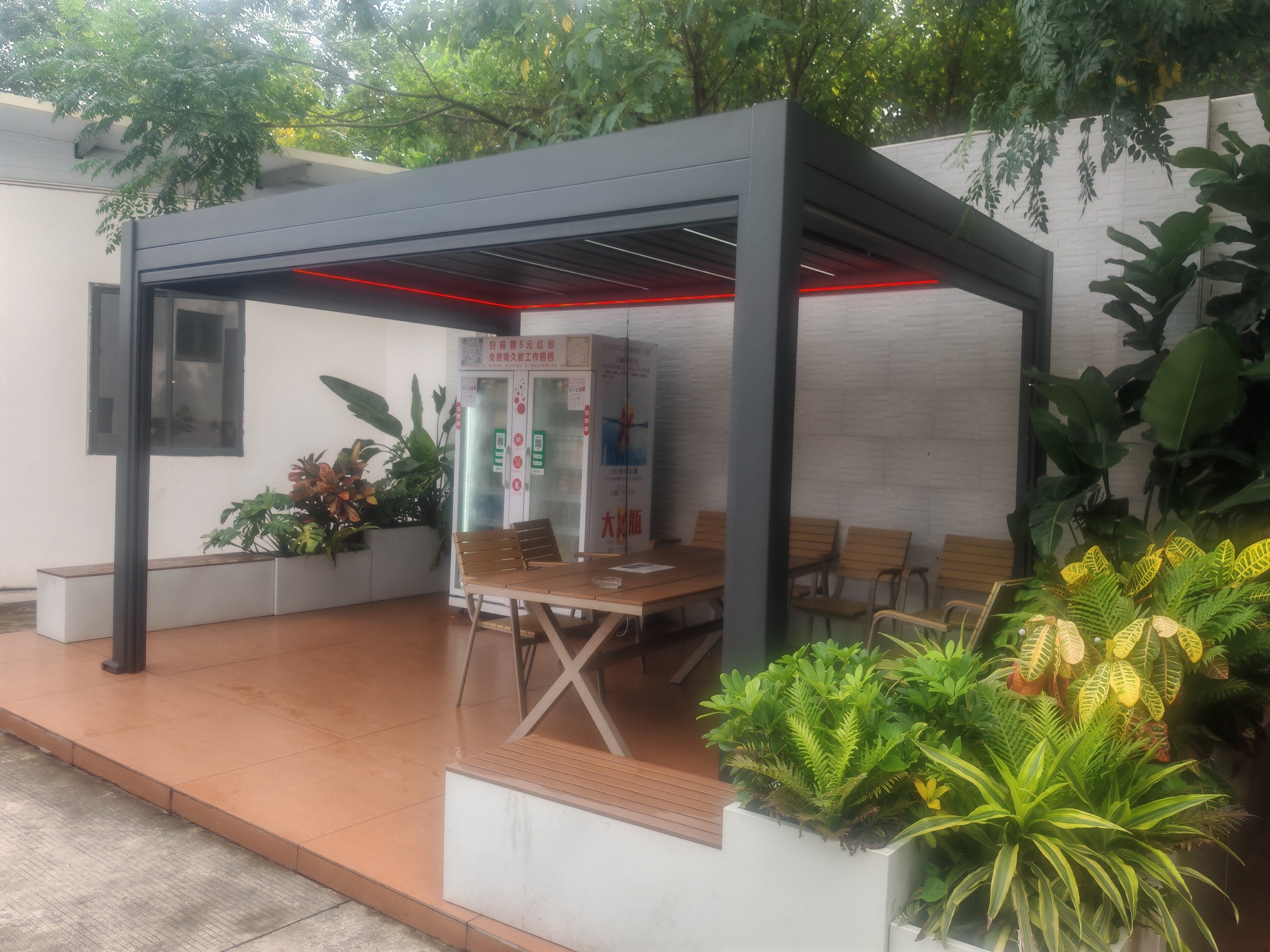 Vista amplia de pérgola bioclimática de aluminio