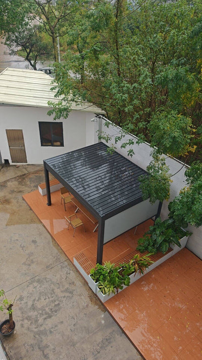 Pérgola con techo de lamas cerrado bajo la lluvia, 100% impermeable